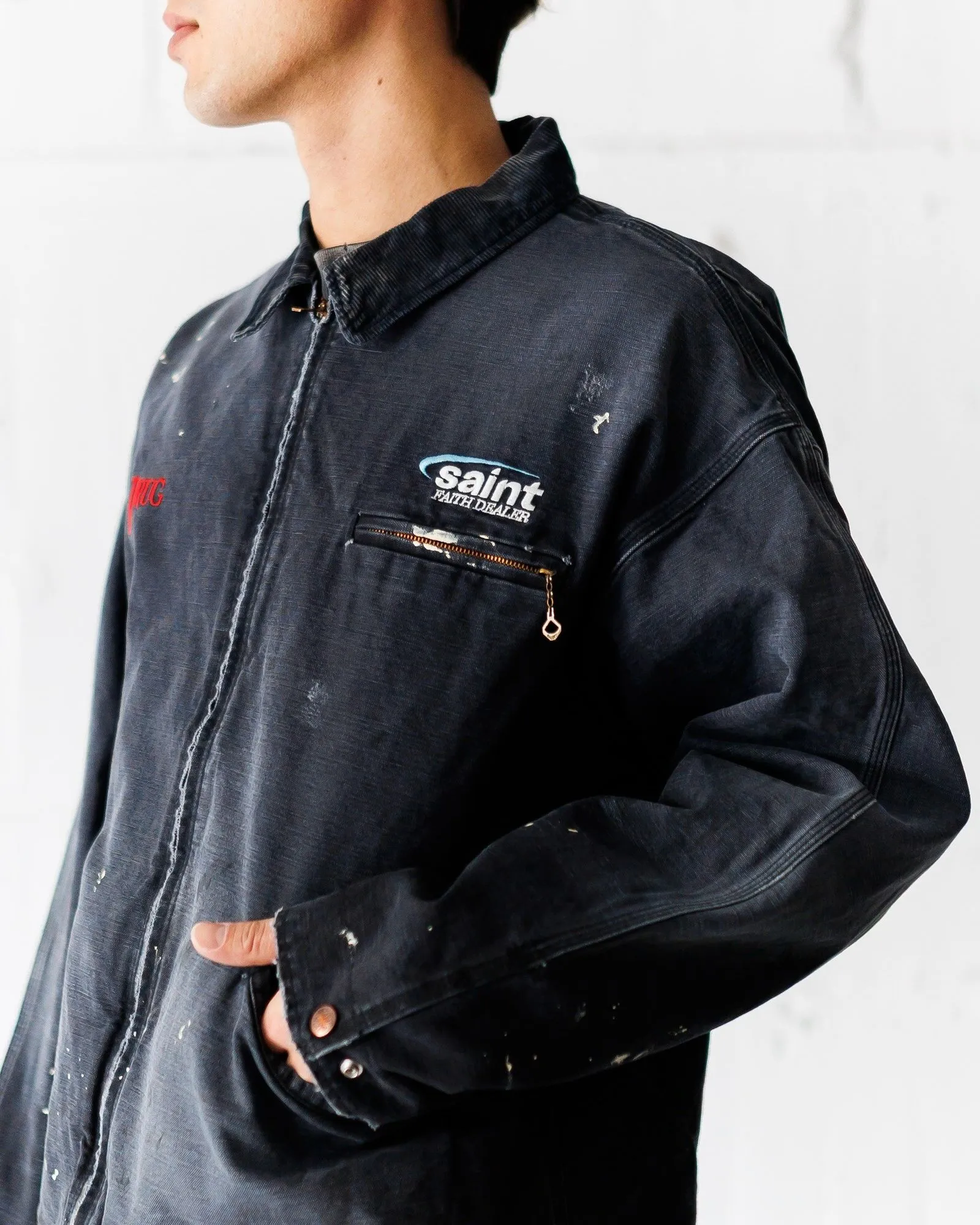 SAINT Mxxxxxx DETROIT JACKET/DRUG/BLK Detroit Workwear Washed and Distressed Jacket Washed Black S-XL A super heavy-duty Detroit jacket. It took more than 3 months to develop. All details. No detail. Complete reproduction and restoration. Customized washed and faded Assute canvas fabric. Rewashed the watermark to make the bones irregular and white. MX6 LOGO buttons, molded custom placket with LOGO zipper, no special shape zipper on chest